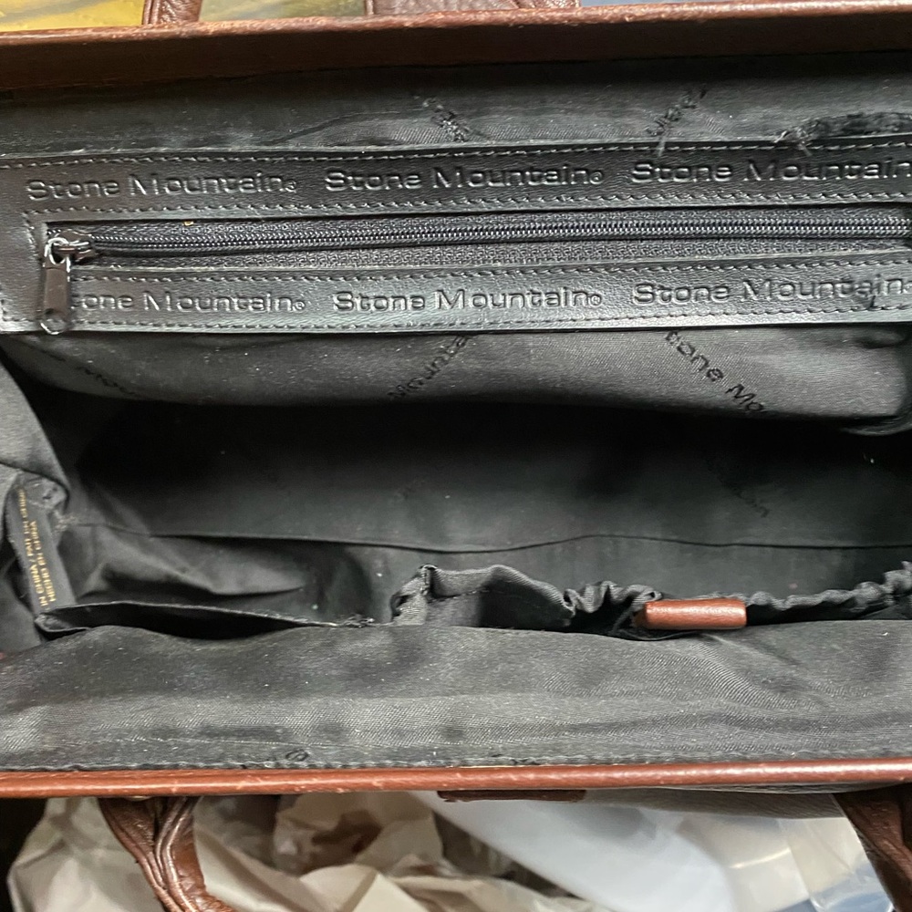 689Stone Mountain choc brown leather dr bag
Preowned great condition beautiful - Picture 5 of 7